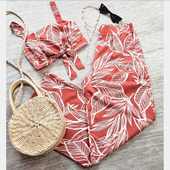 🚨END OF SUMMER SALE// tropical print - Picture 2 of 7